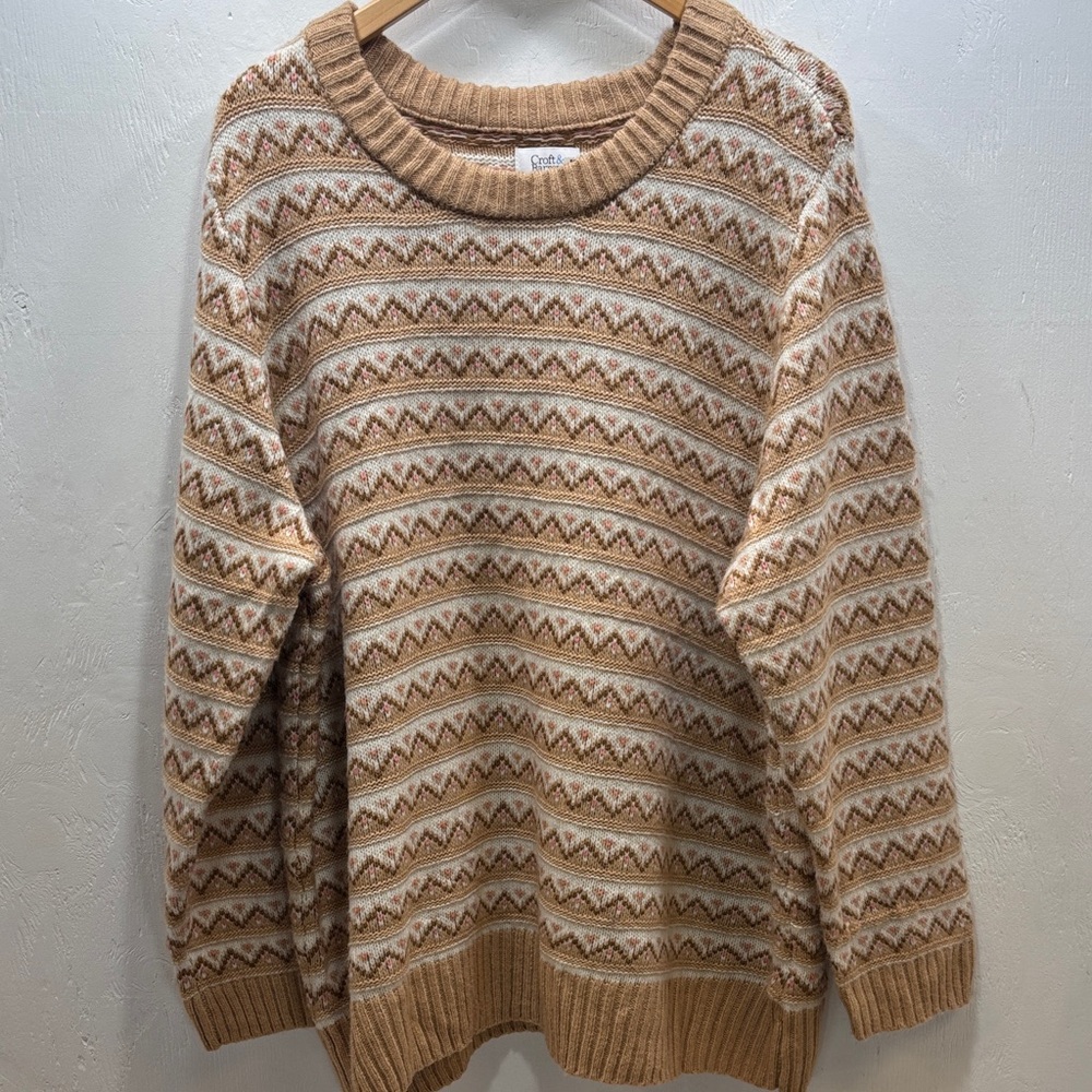 Croft & Barrow Beige and White Geometric Crew Neck Sweater